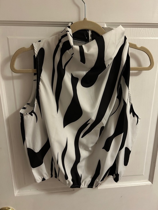SHEIN Tops - Sleeveless Black & White  Top